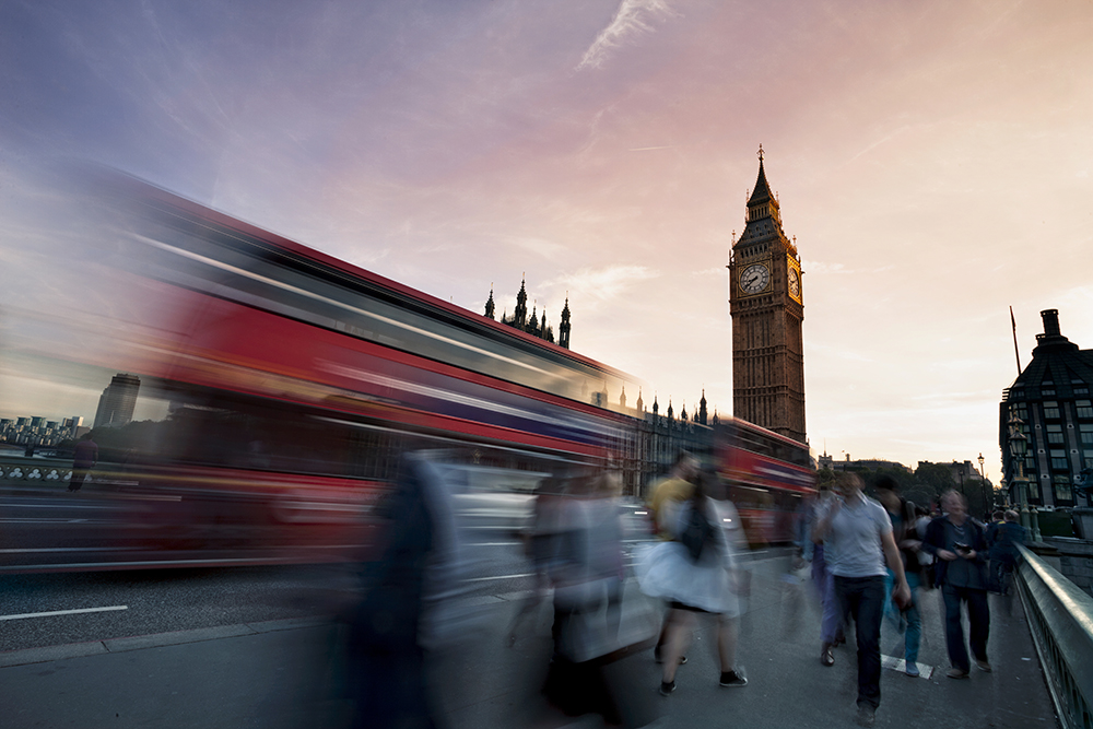 Bewegung fotografieren: London mit Big Ben, einem vorbeifahrenden Bus & Menschen