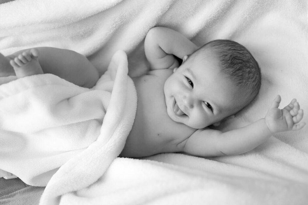 foto bebé riendo